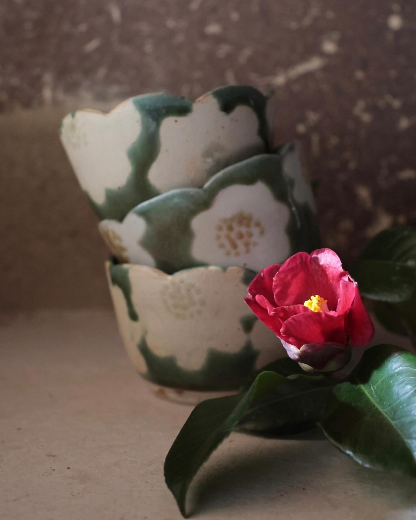 Small Green-glaze Rinka Bowl with Camellias