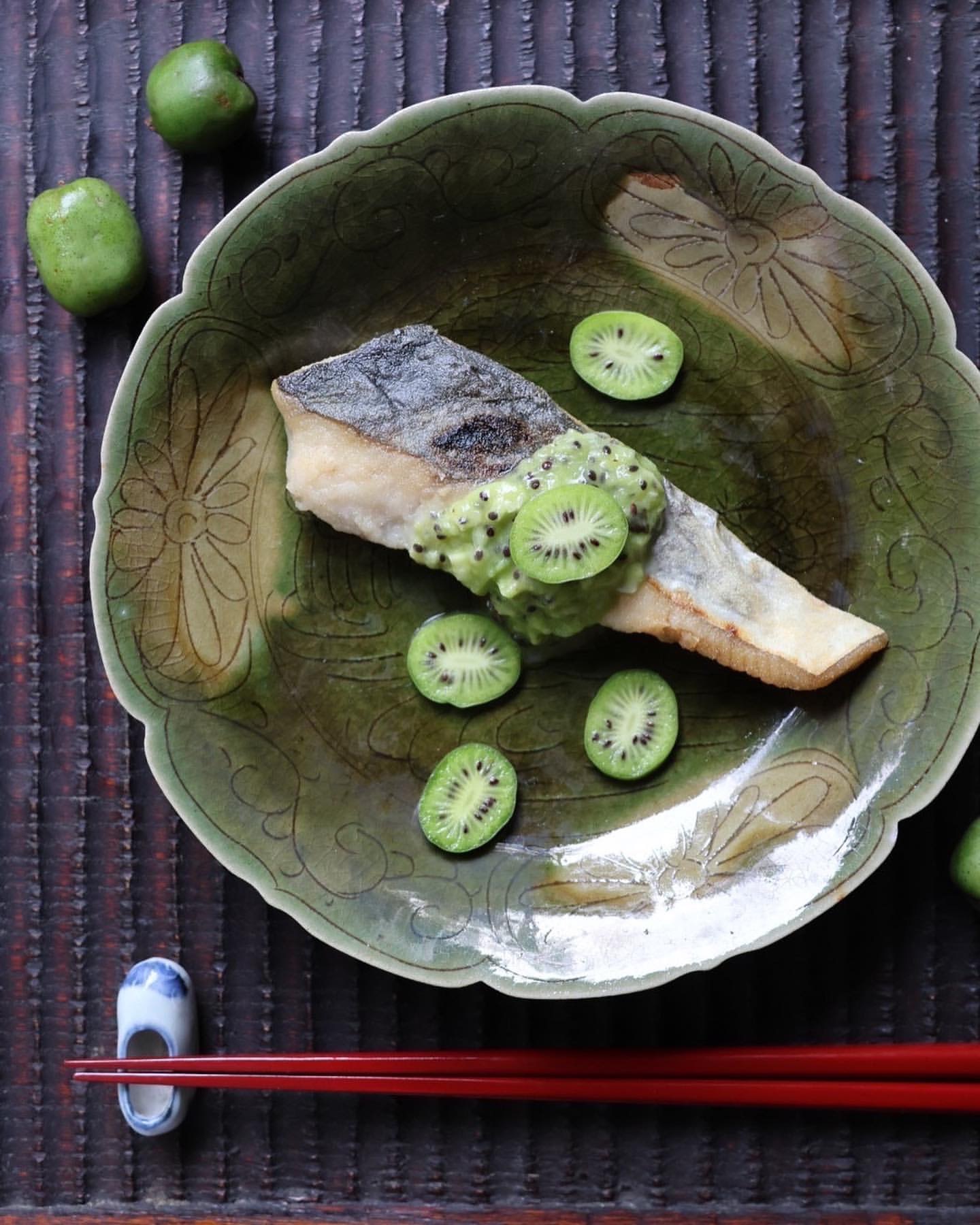 Green-glazed Plate in Three Colors with Engraved Lines