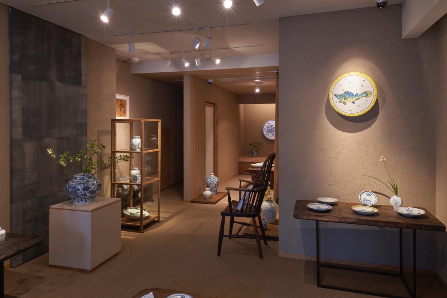 展示風景「古染付、魯山人へのオマージュ 村田森・村上隆二人展」大塚美術(東京、日本), 2023年