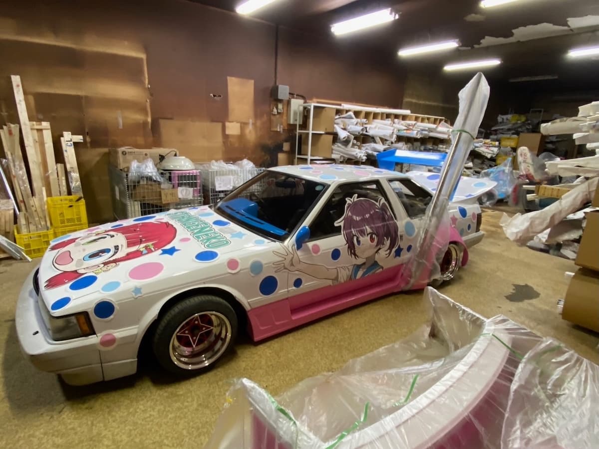 アトリエで制作中の「ヤンキー痛車」